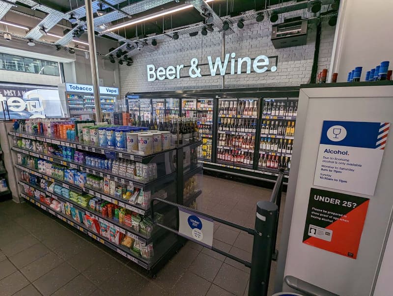 アルコールのコーナーは独立しているが、そのまま侵入が可能。ただし営業時間制限がある模様