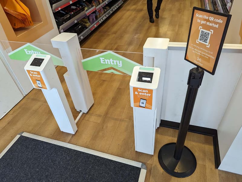 [Sainsbury's Localの入場ゲートの様子。この形状に見覚えがある方もいるかもしれないが、Amazon Go(AWS)の「Just Walk Out」の技術を用いているため、什器等もそのまま流用しているものと思われる
