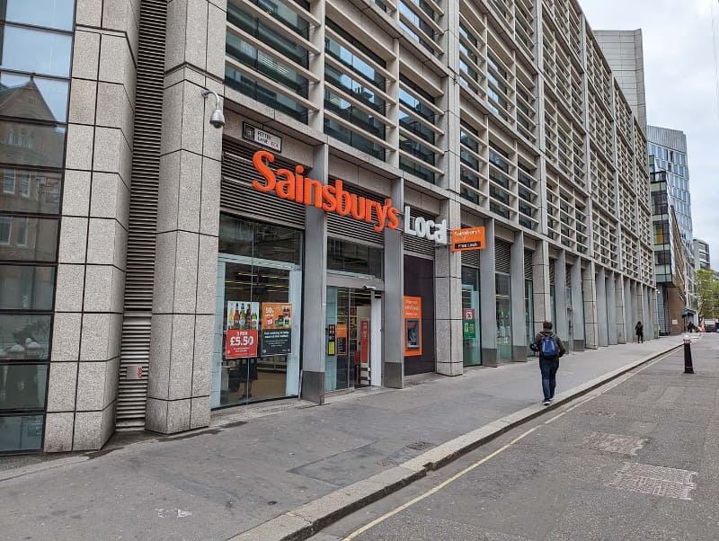 無人レジ店舗の道路向かいの目の前には通常タイプの別のSainsbury's Localの店舗がある。説明によれば、無人レジ店舗は一種のサテライト的な扱いとのこと