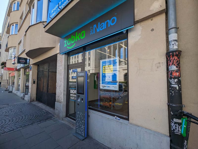 ポーランドにあるスーパーチェーン「Zabka」が運営する無人レジ店舗「Zabka Nano」