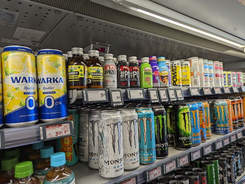 AiFiの技術を用いているため商品取得判定はカメラでしか行なっておらず、棚の構造はシンプル