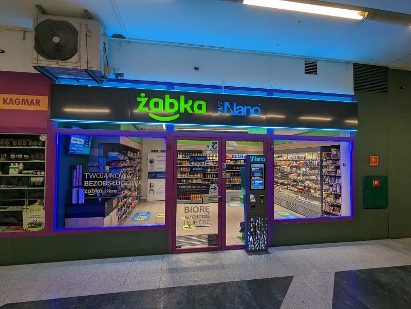 地下鉄駅構内にあるZabka Nanoの店舗