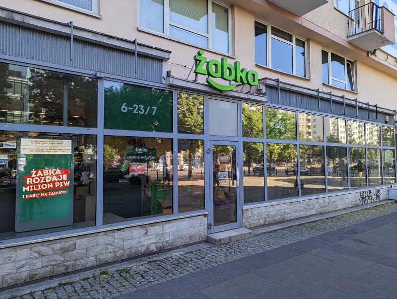 都市型スーパーの「Zabka」。フル店舗形態だが、都市型スーパーということで店舗面積はそれほど大きくなく、東京でいうマルエツプチやまいばすけっとのような位置付け
