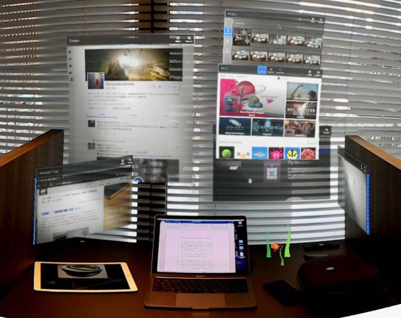 空間にウインドウを多数配置。中央にあるMacBook Pro以外の画面は全てHoloLensによる画像だ