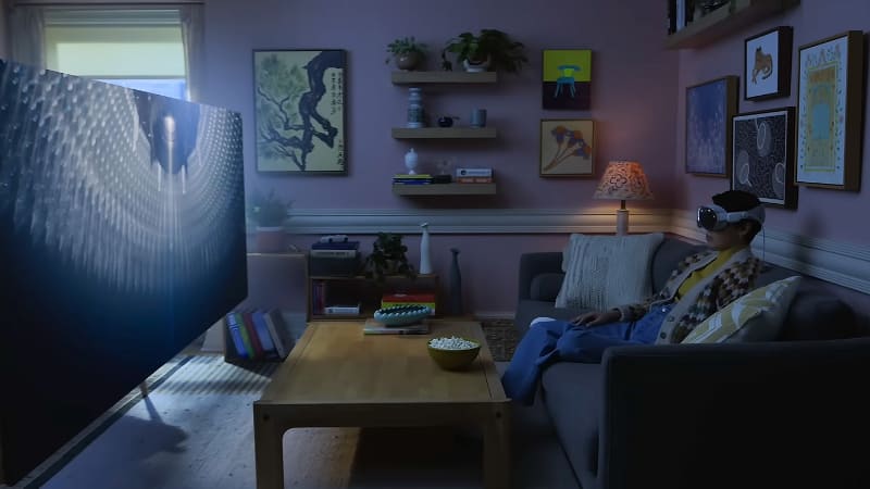 上は背景が普通の部屋だが、下では夜の森に変わっている。日常から仮想の風景への切り替えは、マジッククラウンで「連続的」に行なえる