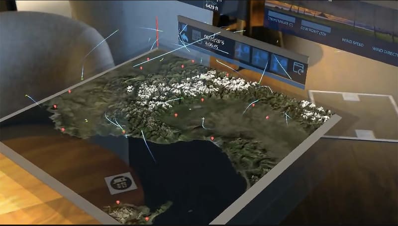 HoloLens用デモアプリ「Holoflight」。机の上で飛行機の離着陸の様子が箱庭のように表示される