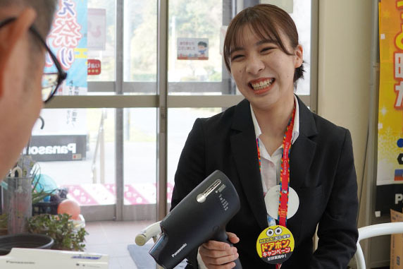 宇森茜さんは列車に乗った経験がほとんどなく、今回の旅は大冒険だった(提供：山陰パナソニック)
