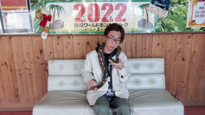 今回、もっともチャレンジングな旅をした田村さん。那須ワールドモンキーパークでは蛇と触れ合った(提供：山陰パナソニック)