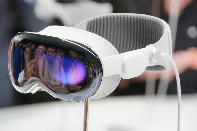 Apple Vision Pro。例年以上にハードウェアの発表が多かったこともあり、OSの新機能は駆け足で紹介された