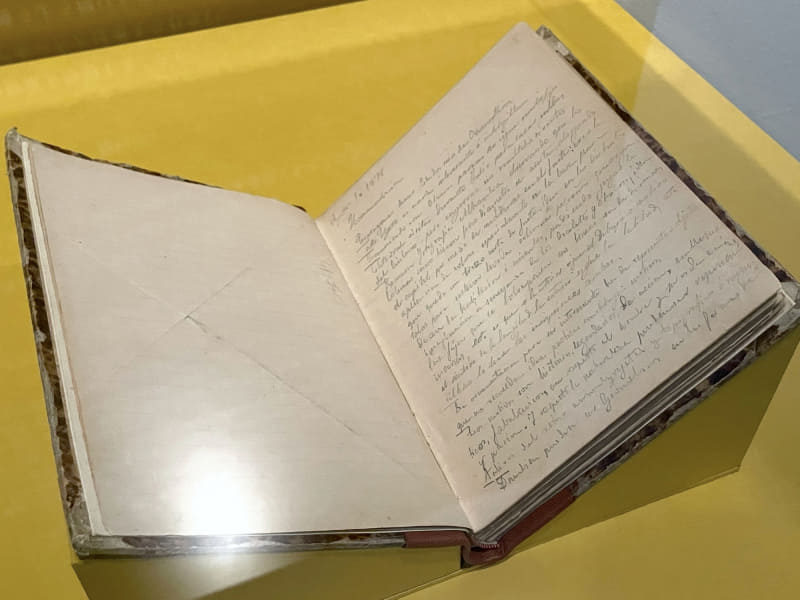 《ガウディ・ノート》は、在学中の1873年から卒業後の1879年(21〜27歳頃)に、ガウディが建築論を描き留めた自筆のノート(レウス市博物館蔵)。スケッチは少なく、全体の約半分が「装飾に関する覚え書き」に費やされている