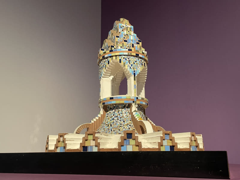 《フィンカ・グエル、換気塔(門番小屋上部)模型》スケール：1:5・1984〜85年・西武文理大学。破砕タイル手法が実践されている