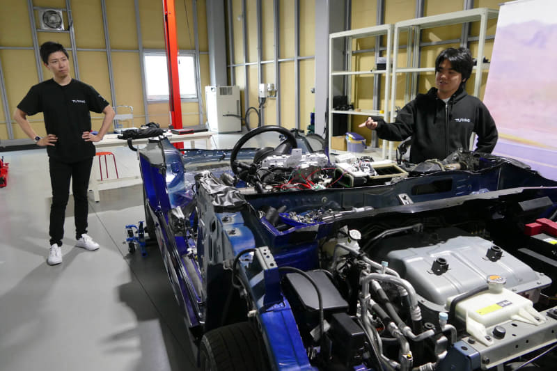 既存の自動車を分解して部品を流用したり、中身を把握する試みも行なっている