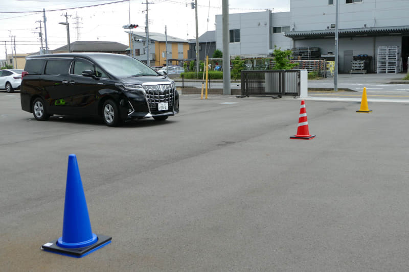 デモではコーンの色を認識してそちらに向かった