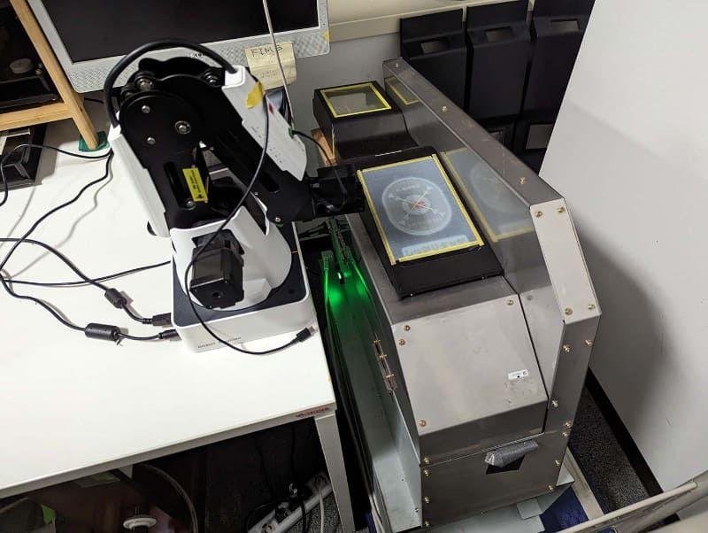 FIME JAPANのテストラボの様子。マシンアームによる反復テストで特性を調査する