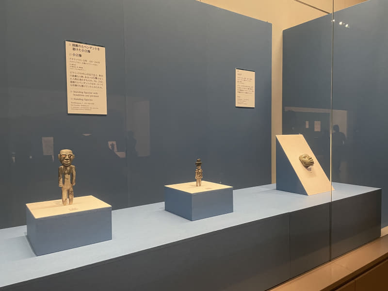 《頭飾りとペンダントを着けた小立像》や《マスク》など、太陽のピラミッド付近からの出土品。いずれも150～250年のもので、テオティワカン考古学ゾーン蔵