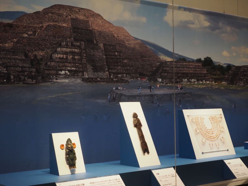 《耳飾りを着けた女性立像》など、いずれも200～250年に作られた、月のピラミッドとその付近からの出土品。テオティワカン考古学ゾーン蔵