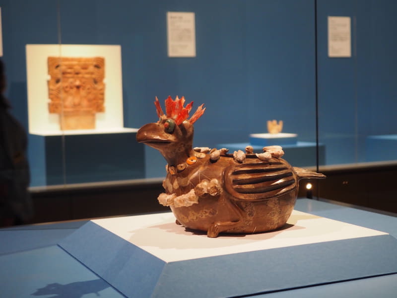 250～550年頃に作られた《鳥形土器》は、ラ・ベンティージャから出土。貝などの装飾が施され、発掘者によって「奇抜なアヒル(Pato Loco)」と名付けられた。メキシコ国立人類学博物館蔵