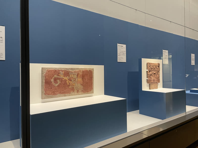 《嵐の神の壁画》(350～550年)と《嵐の神の屋根飾り》(250～550年)は、テオティワカンのサクアラから出土。350～550年に制作されたと考えられている。《嵐の神の壁画》に描かれた神は、右手にトウモロコシを持っている