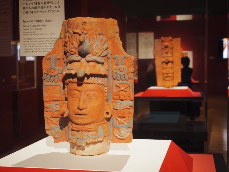 いずれも神や人の顔が描かれたパレンケ遺跡から出土した《香炉台》。680～800年頃の制作。アルベルト・ルス・ルイリエ パレンケ遺跡博物館蔵