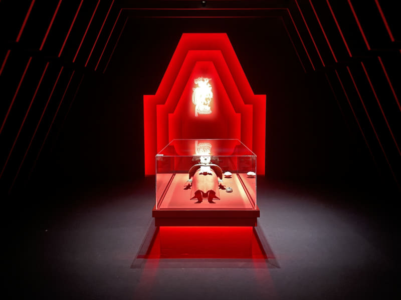 赤の女王の展示エリア入り口。墓室へ入っていくかのような演出で、期待が高まる