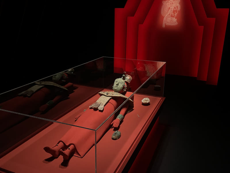 《赤の女王のマスク・冠・首飾り》などの品々が、出土した時と同じ位置に配置されている