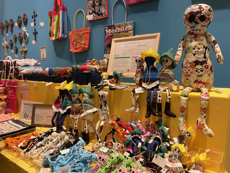 メキシコ土産として有名な骸骨の人形も数多くラインナップ