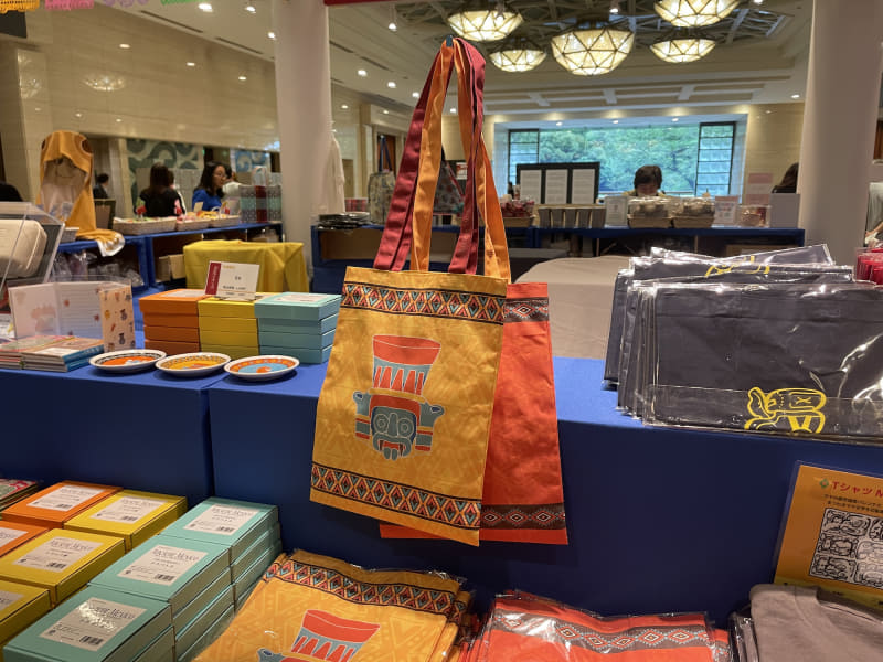 古代メキシコの神々が描かれたトートバッグや小皿、Tシャツなど