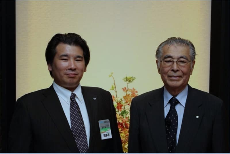 堀貞一郎さん(右)は日本国内にディズニーを誘致した立役者だった(高梨さん提供)