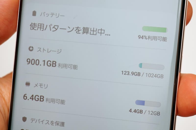 投入されるのは、ストレージ容量がもっとも大きい1TB版のみ。KDDIも、オンライン限定で同容量を扱っている