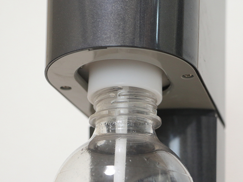 ボトルをネジって取り付けるのが少々面倒