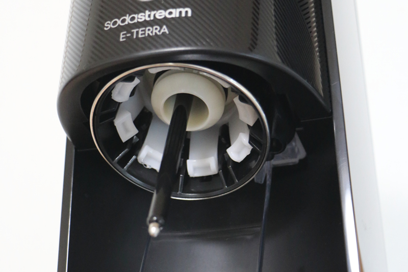 ボトルをセットする口にツメが付いている