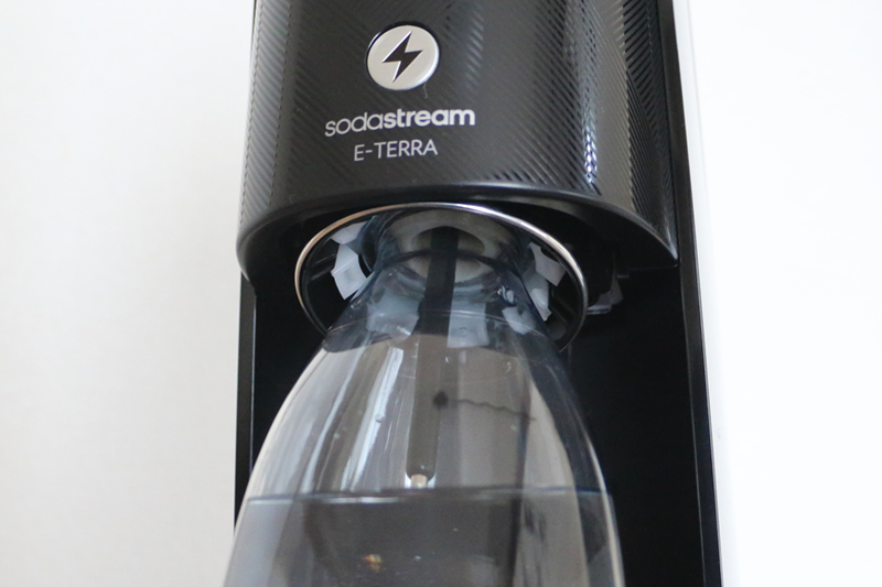 ツメの内側にボトルをセットして奥に倒す