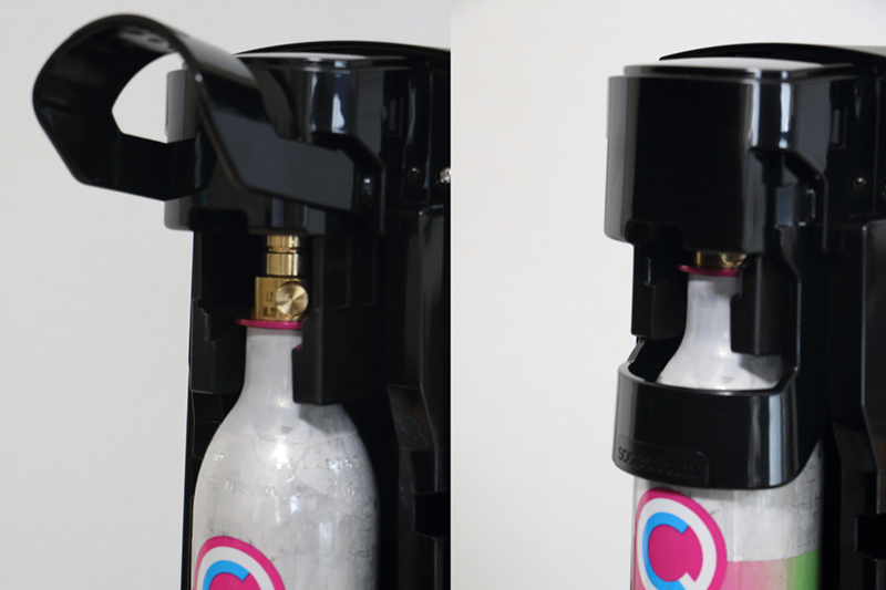 本体後ろの蓋を開けて、シリンダーをセットする