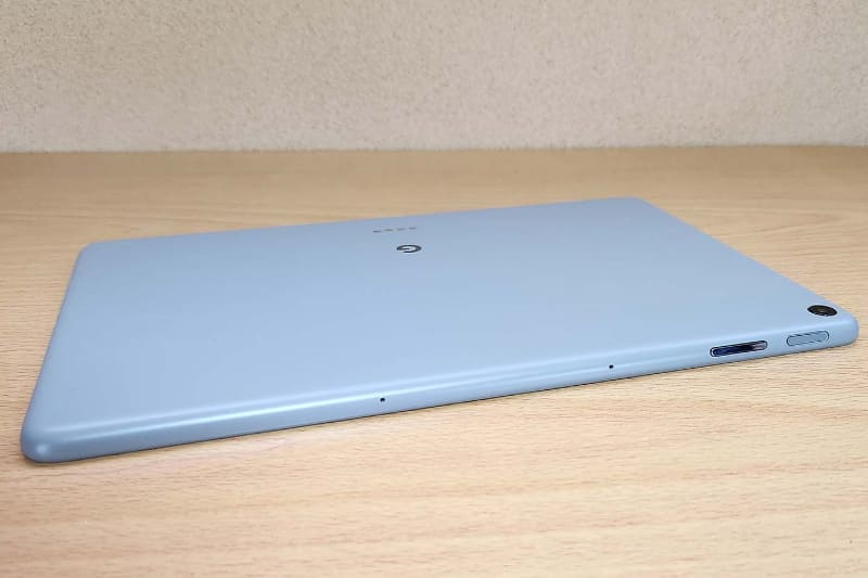 横持ち時の上面部(縦持ち時は左側面部)。右側のほうに電源ボタン・音量調整ボタンがあります