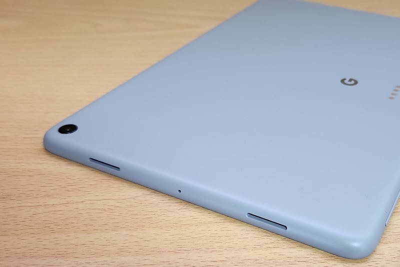 横持ち時の右側面部。2つのスピーカー穴(横長の形状)があります