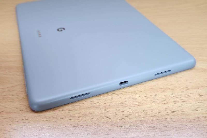 横持ち時の左側面部。中央にあるのがUSB Type-C端子