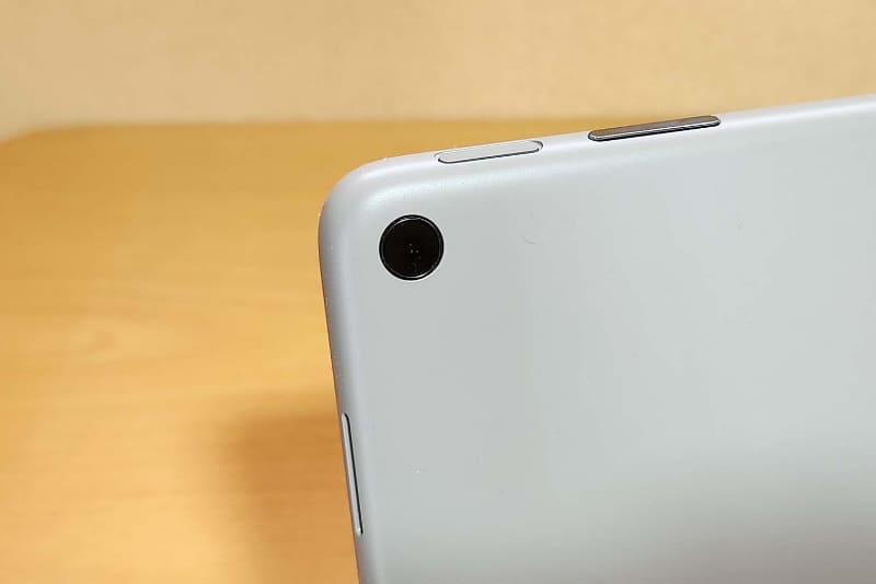 背面カメラはシングルレンズ・固定フォーカスと、かなりシンプルな仕様