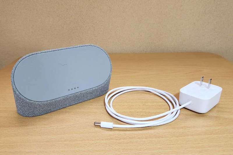 付属の電源アダプター(右)の端子は充電スピーカースタンド用の専用形状。どうしてもUSB Type-Cケーブルで充電したいのであれば、Pixel Tabletと直接接続するしかありません