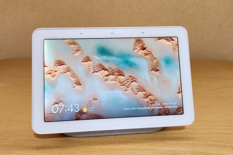 こちらは「Google Nest Hub(第1世代)」。普段はアート画像などがスライドショー表示されていますが、シーンに応じてドアベル映像を出してくれたり、天気を表示してくれたりと我が家では大活躍しています