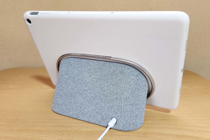 ケースを取り付けたまま、スムーズに充電スピーカースタンドに固定できます