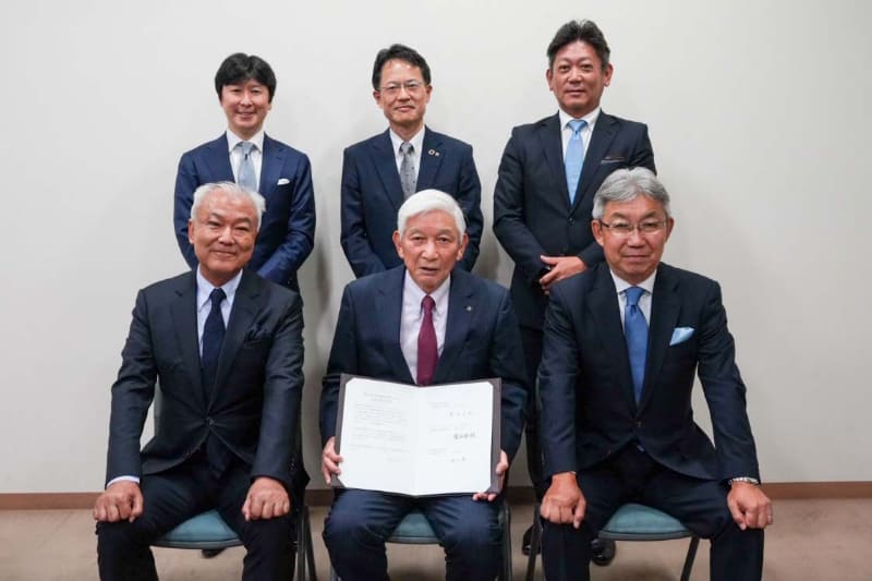 下段左から CCC 増田宗昭会長、紀伊國屋書店 高井昌史会長、日販グループホールディングス 吉川英作社長 上段左からCCC高橋誉則社長、紀伊國屋書店 藤則幸男副社長、日販 奥村景二社長