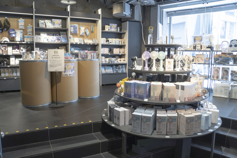 渋谷ロフトでは8月30日まで、1階で晴雨兼用傘やクールアイテムの特設コーナーを展開している