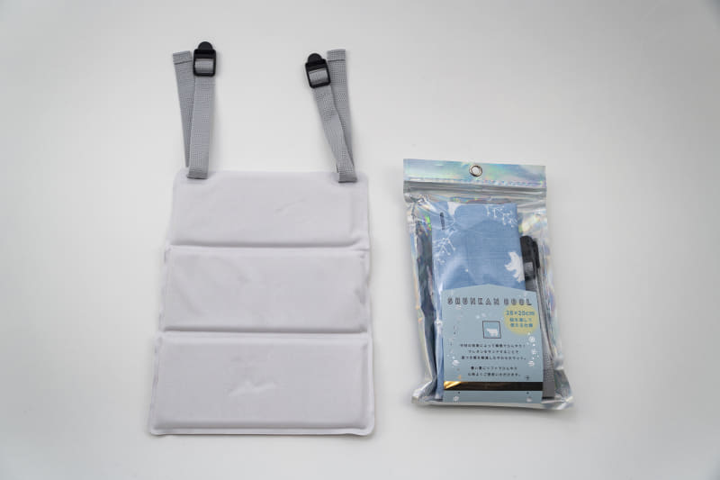 小泉ライフテックス マルチクールマット(1,980円)。約30cmのバンドが2本付属