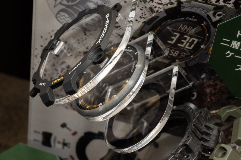 風防ガラスの周囲を削り、ベゼルパーツと接着させる構造で薄型化を図っている