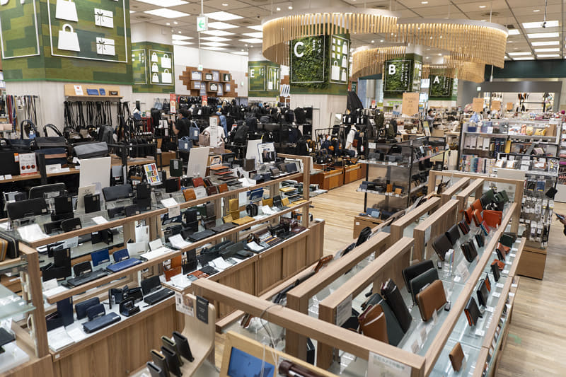 バッグや財布の売り場はこれまでと同様2階