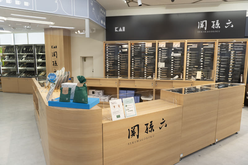 関孫六コーナーでは包丁研ぎサービスを提供
