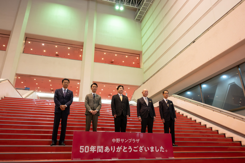 1階エントランスの赤階段で閉館セレモニーを実施