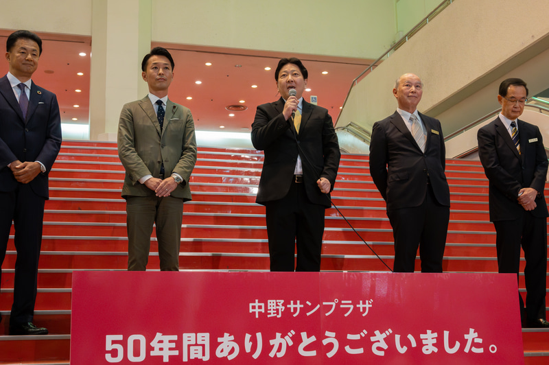 左から、野村不動産 代表取締役社長の松尾大作氏、中野区議会議長の酒井たくや氏、中野区長の酒井直人氏、中野サンプラザ 代表取締役会長の金野晃氏、中野サンプラザ 代表取締役社長の佐藤章氏