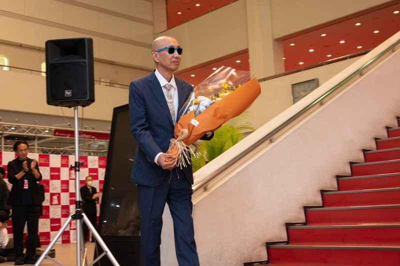 花束の贈呈にサンプラザ中野くんが登場