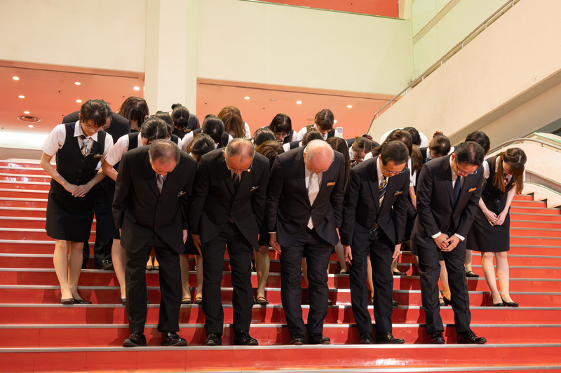 「50年間、ありがとうございました」とお辞儀